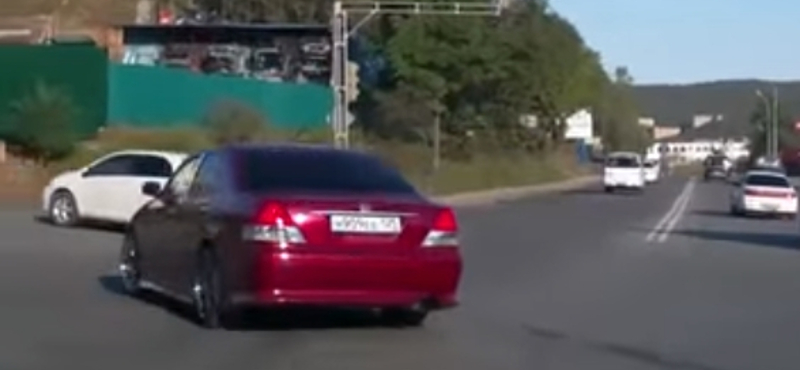 Itt egy tökéletes videó arról, miért ne drifteljen az, aki nem tud