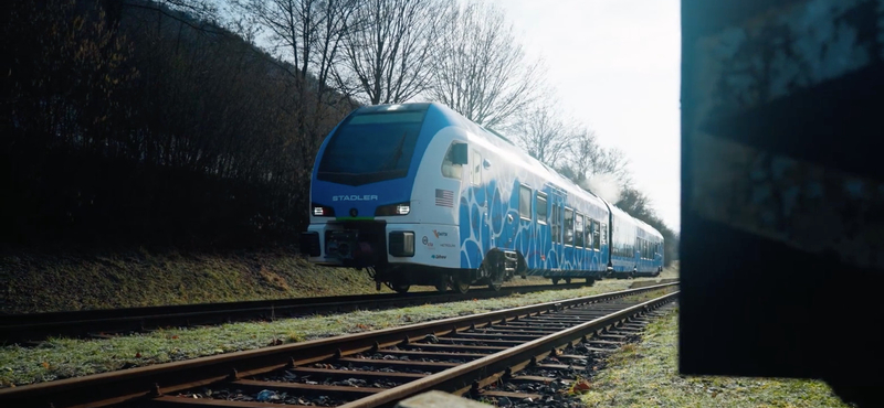 A Tram-Train svájci gyártója hirdetésekkel támogathatja a magyar kormányközeli lapokat