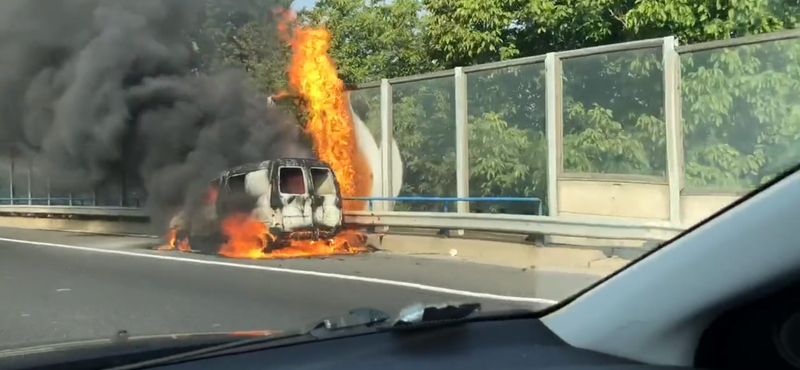 Még a zajvédő fal is lángra kapott az M7-esen egy kigyulladt autó miatt