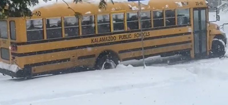 A gyerekeken nem múlott, hogy kiszabaduljon a mély hóból a sulibusz – videó