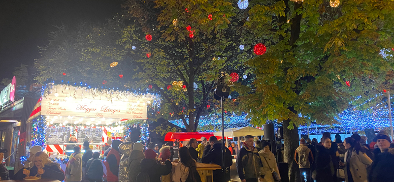 A marhapöri 5000, a sajtos-tejfölös lángos 2700 forint a Városháza karácsonyi élményparkjában