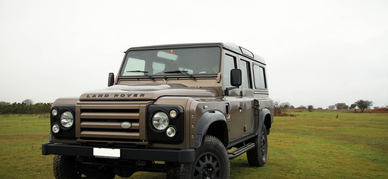 Így muzsikál egy Land Rover Defender a Corvette V8-as motorjával