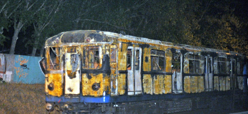 Az egyik leggyúlékonyabb anyag borítja a metrókocsik belsejét