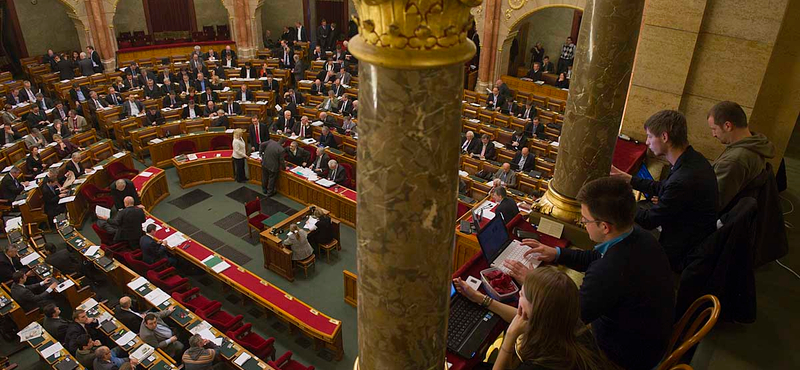 Áder jelölése előtt még saját zsebükbe néznek a képviselők