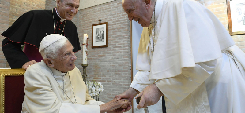 Virrasztanak XVI. Benedekért, akinek már a temetéséről beszélnek