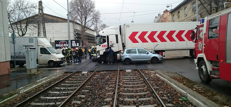 Villamossíneken ütközött kamion és autó Budapesten – kép