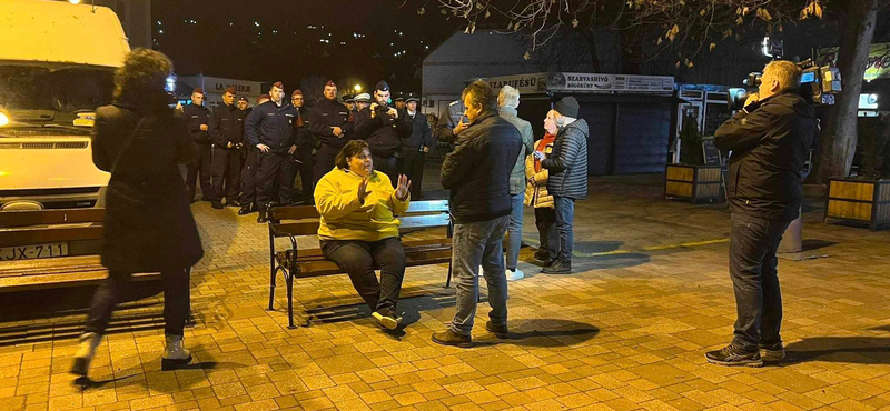 Válaszolt a rendőrség arra, hogy miért küldtek két kisbusznyi rendőrt a Momentum egyedül ülő, Magyar Péter-interjút hangszórón hallgató aktivistájára