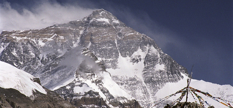 Lassan ellepi a fekália a Mount Everestet