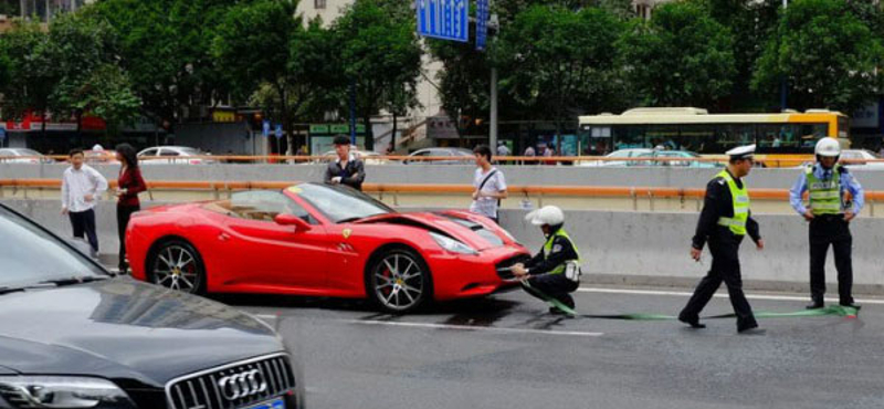 Ferrari-ünnepen ütközött egy California és egy 458 Italia - fotók