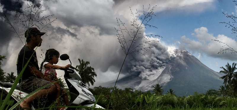 Kitört a Merapi, és hamuval szórta be a környéket – videók