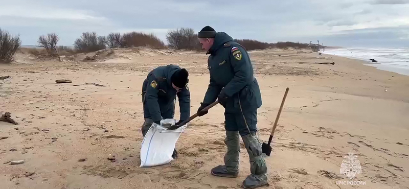 Az orosz tankerek balesete után vészhelyzetet hirdettek ki a Krasznodari területen az olajszennyezés miatt - videó