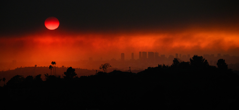 Már hatan meghaltak a Los Angeles-i tűzvészben, kijárási tilalmat kellett bevezetni a fosztogatás miatt