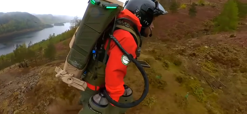 Videó: 3,5 perc alatt ért fel a hegytetőre a jetpackkel repülő mentős