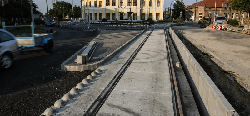 Lázár János kilobbizta, hogy újabb milliárdokat költhessenek a tram-trainre