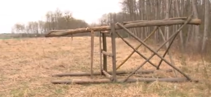 Biciklivel ellopott több magaslest, hogy házat építsen belőlük