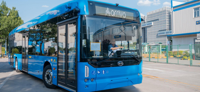Miközben leáll a tömegközlekedés Budapesten, készülnek a BKK kínai villanybuszai Csingtaóban