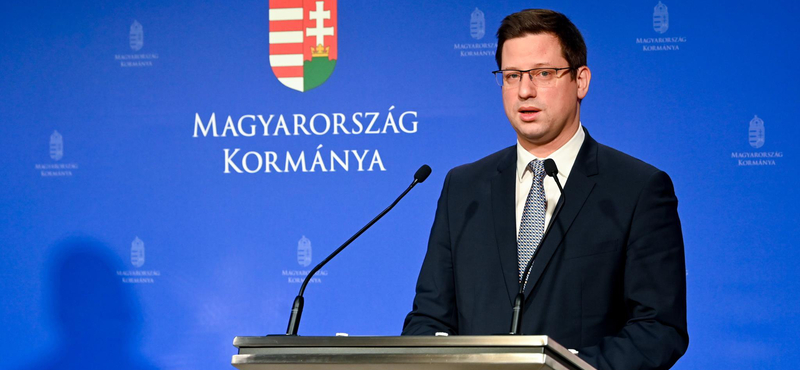 A benzinkáosz miatt este fél tízkor tart kormányinfót Gulyás Gergely és Hernádi Zsolt