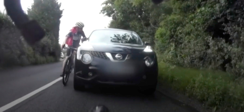 Kerékpáros kontra autós – ijesztő jelenet játszódott le az angliai utakon