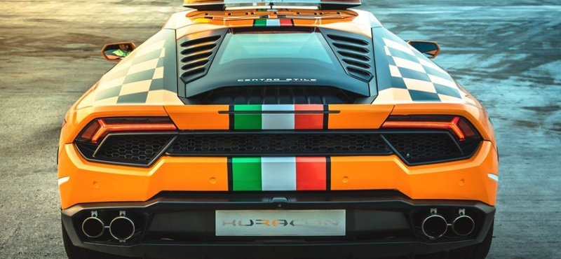 Most egy Lamborghini Huracan kísérgeti a repülőket a bolognai reptéren