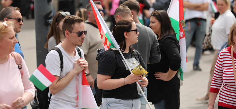 Gyűlik a tömeg Magyar Péter tüntetésére