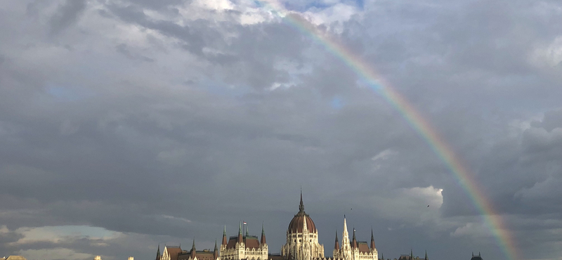 Szivárvány provokált a Parlament fölött