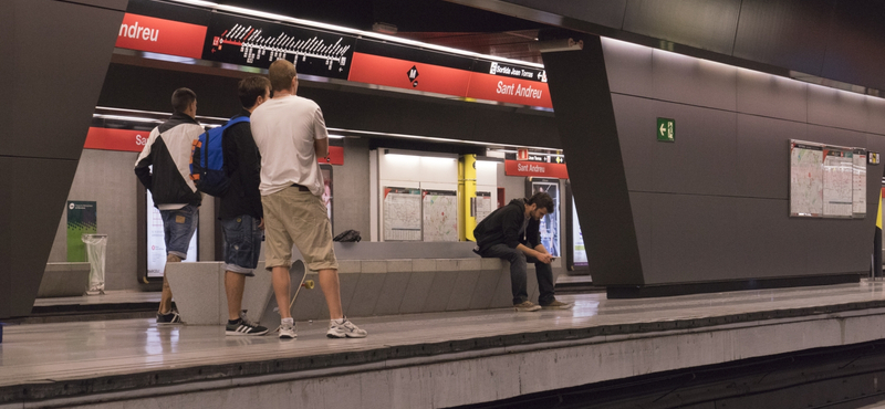 Barcelonában a metró, Belgiumban a vasút utasai szívnak