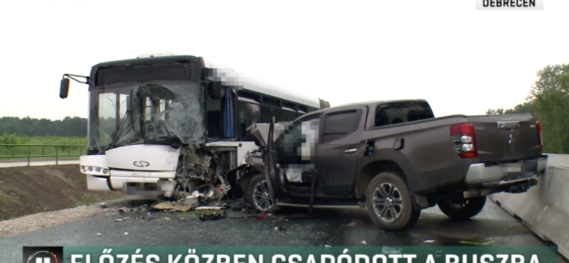 Előzés közben csapódott a buszba egy terepjáró