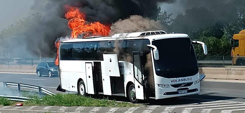 Kigyulladt és teljesen kiégett egy Volánbusz az M3-ason, egy sávot lezártak – fotók