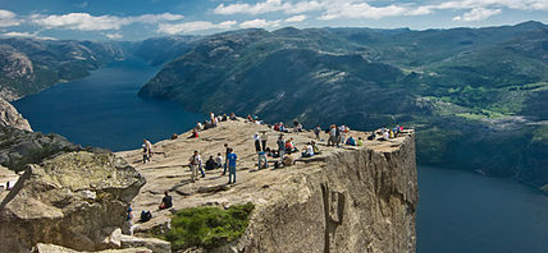 Lezuhant egy ember a félelmetes Preikestolen sziklaszirtről