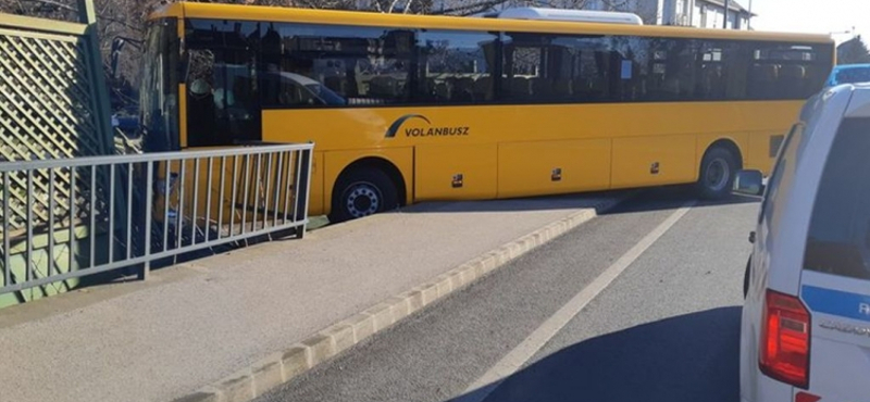 Rosszul lett a sofőr, letért a busz egy hídról Győrben