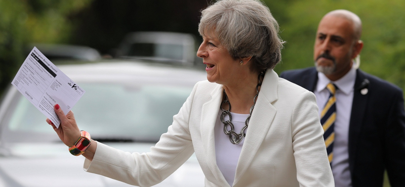 Választási sokk után is Theresa May marad a brit miniszterelnök - ÉLŐ