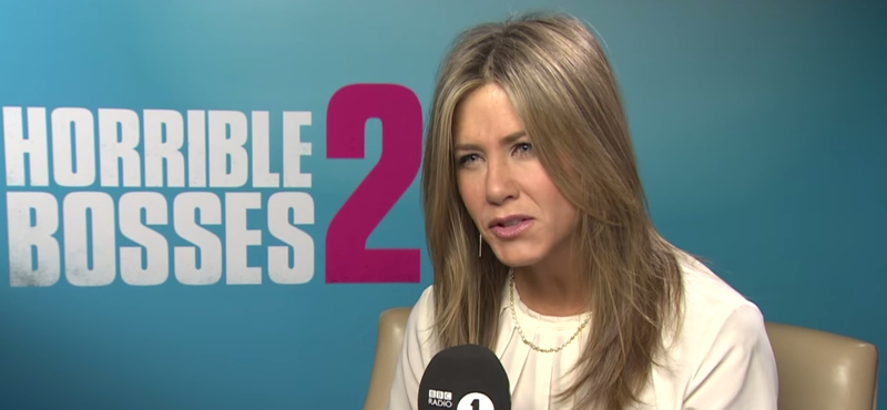 Jennifer Aniston szénné éget egy riportert – videó