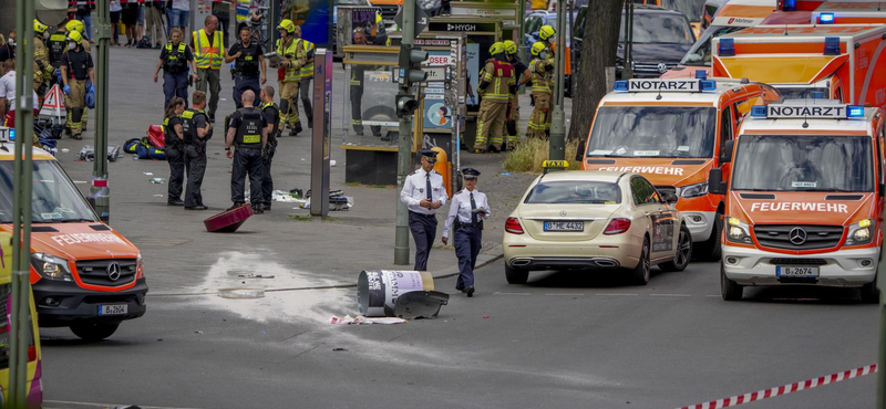 Tömegbe hajtott egy autó Berlinben: egy ember meghalt, többen megsérültek