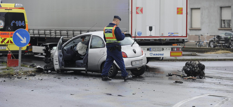 Fotó: Kirepült egy autó motorja egy pesti balesetnél