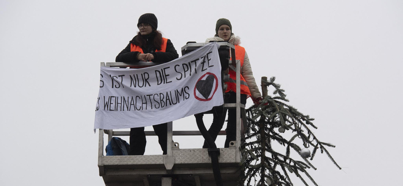 Radikális klímaaktivisták rongáltak meg egy karácsonyfát Berlinben