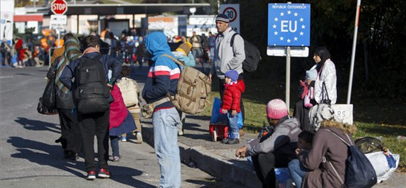 Verekedés tört ki a tömegben, Ausztria ismét megnyitotta a határt