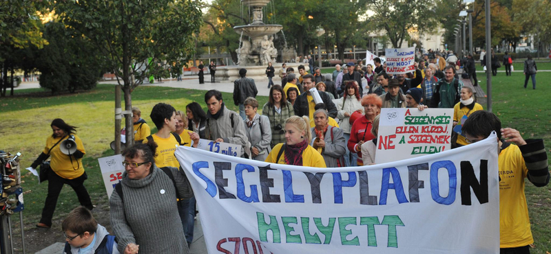 A Kossuth térre mentek a szegénység ellen tüntetők