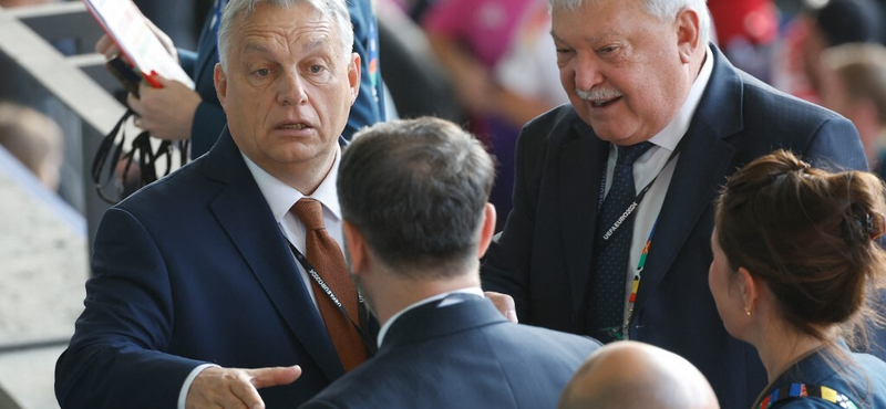 Fotón az Eb-döntőn telefont nyomkodó Orbán Viktor