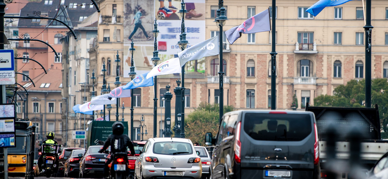 A tanártüntetések szimbólumaival lobogózták fel a Margit hidat