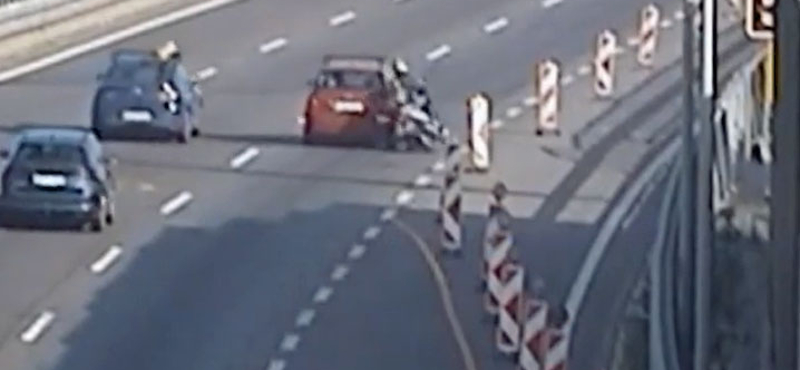 Videó: Elsodorta egy autó az M0-sra felhajtó motorost 