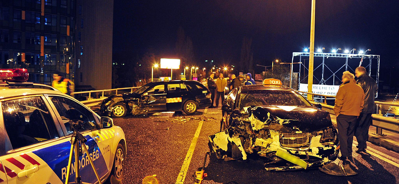 Fotó: összetört taxik a Határ úti felüljárón