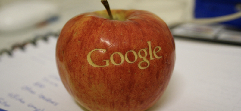 Eskü alatt vallották: mesterségesen bebetonozhatják az iPhone-okba a Google-t