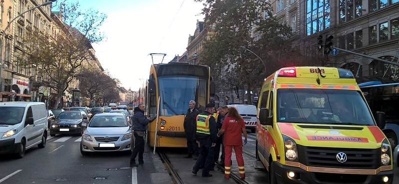 Autóval ütközött a Combino a Teréz körúton