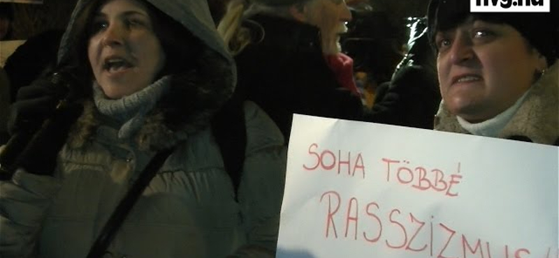 Videó: "Éljen Rikárdó, le a rasszizmussal!"