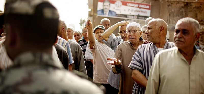 Egy szavazóhelyiségnél lőttek agyon egy egyiptomi rendőrt