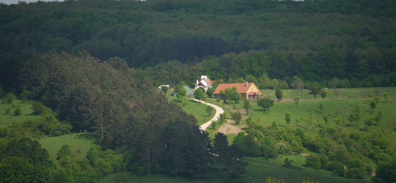 Jutott állami támogatás a Szentgyörgyvölgyi Péter földjén álló lovas panziónak is