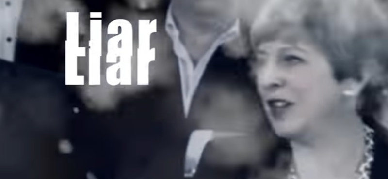 "Hazug, hazug" – Theresa May-ellenes dal a brit slágerlista élmezőnyében