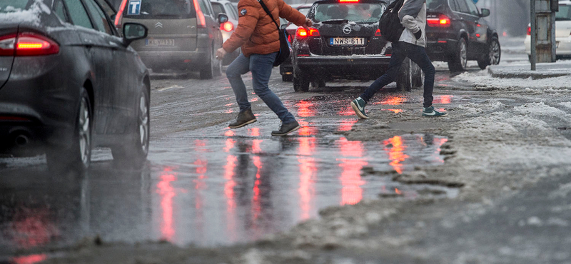 Ónos eső miatt adtak ki figyelmeztetést reggelre