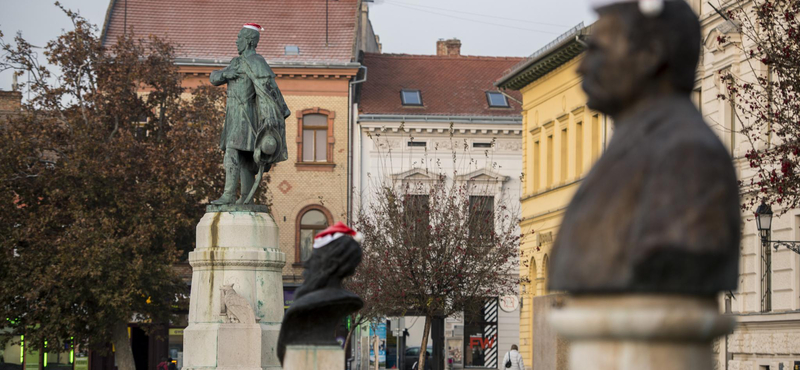 Mikulássapkákat tettek a pécsi szobrokra – fotók