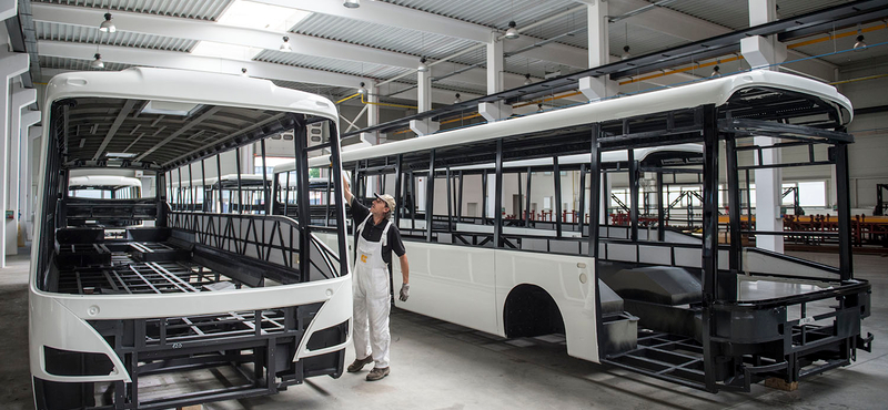 Újabb merész ígéretek Palkovics szájából: 6000 új buszt fogunk gyártani
